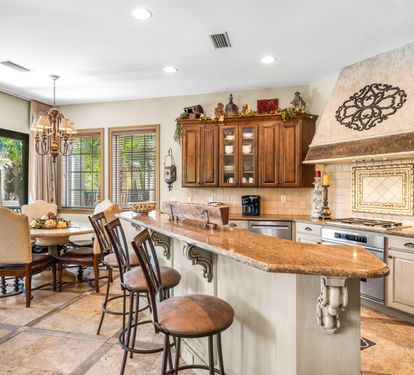 Breakfast bar with seating for 3