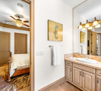Shared bathroom with the king bedroom and the bunk bedroom