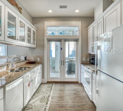 Sizzle, spice, and everything nice — this kitchen’s fully stocked with cookware.