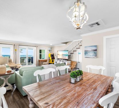Gather 'round for good food and great views!
Dining for 6 people.