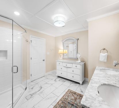 Living the dream with a walk-in shower, double sinks, and a makeup station/vanity. Plus, the toilet gets its own room—privacy goals.