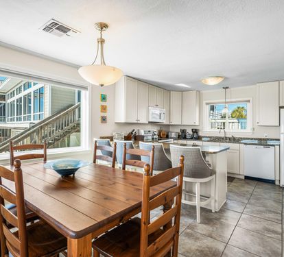 Light and bright kitchen area with breakfast bar