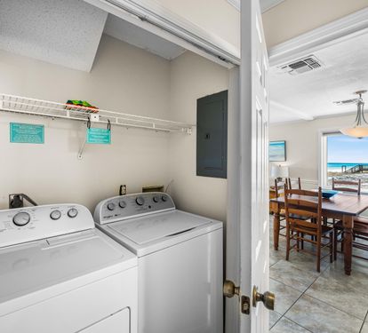 Full size washer and dryer with our Frangista green & white beach towels