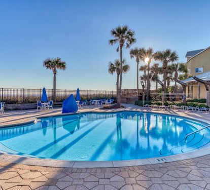 Amazing Beachside Pool Heated October - May!!