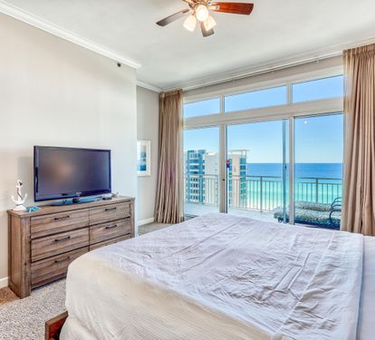 King Master Bedroom with Balcony Access, Private Bathroom
