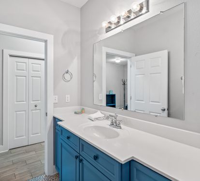 1st floor bathroom for the queen bedroom has direct access from the bedroom plus a hallway entrance.
