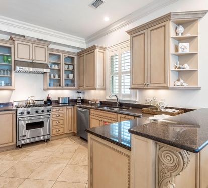 Fully Stocked Kitchen with Viking Appliances