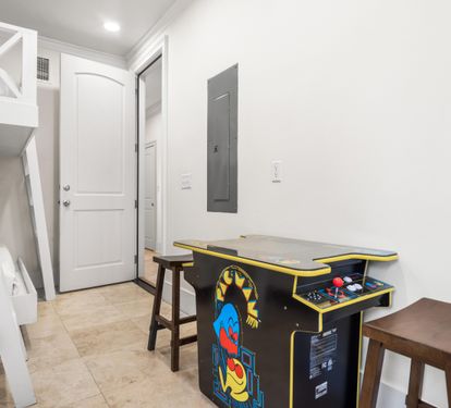 1st Floor Bunkroom with 4 Queen Beds, Gaming System, Flat Screen Television