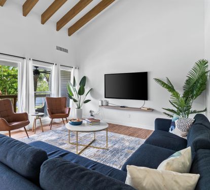 Living room with vaulted ceiling, sectional couch and Seating for 8   70" Smart TV with Cable