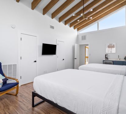 Double queen bedroom with en suite bathroom and shower/tub combination. Bedroom #3