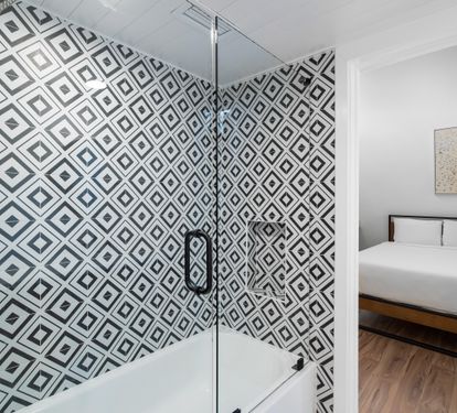 Double queen bedroom shower/tub combination