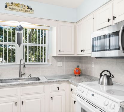 Newly remodeled Kitchen with Bar Seating for 4