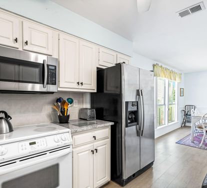 Newly remodeled Kitchen with Bar Seating for 4