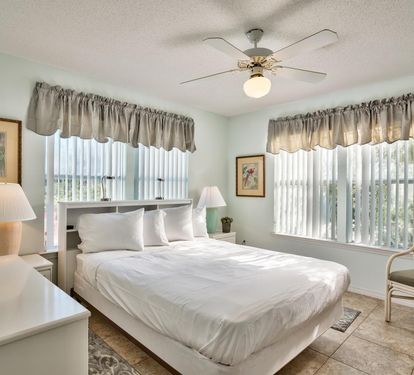 1st Floor Queen Bedroom