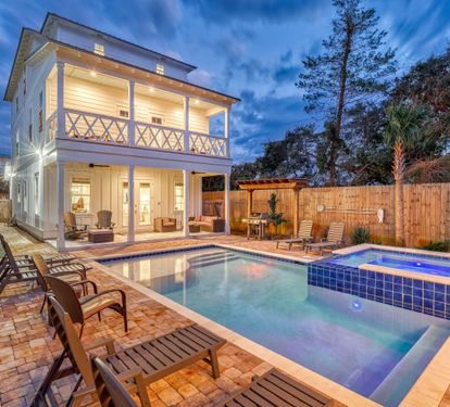 Large Backyard with Private Pool+Spa and Plenty of Outdoor Seating- Beachin' in Destin FL