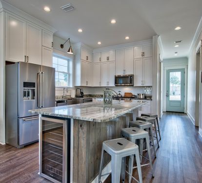 Large Open Kitchen w/ Bar Seating for 5