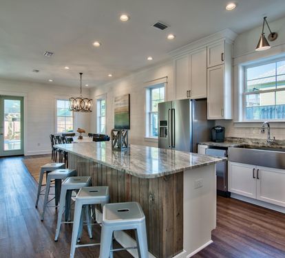 Large Open Kitchen w/ Bar Seating for 5, All Stainless Steel Appliances