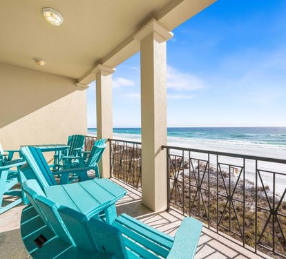 Second Floor Covered Balcony Seating and Dining on the Beach for 6!!