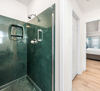 Large Ensuite Walk in Shower