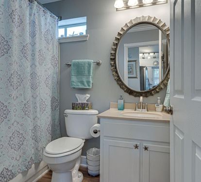 Full bathroom with bathtub/shower combination adjacent to the king bedroom on the first floor