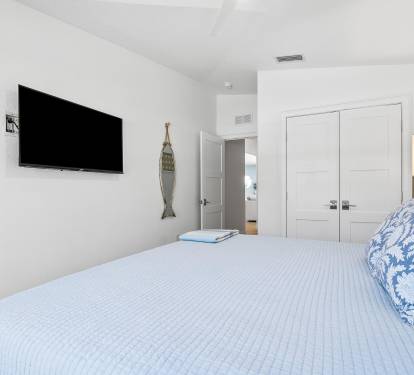 Bedroom with king size bed