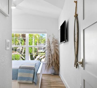 Guest bedroom with king size bed