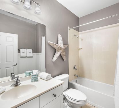 Full Bathroom with Shower/Tub Combo