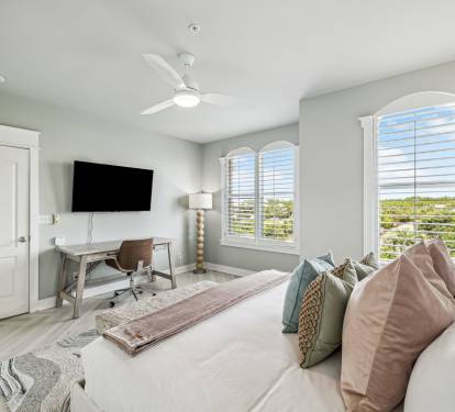 King Guest Suite - Dedicated Workspace & Flat-Screen TV