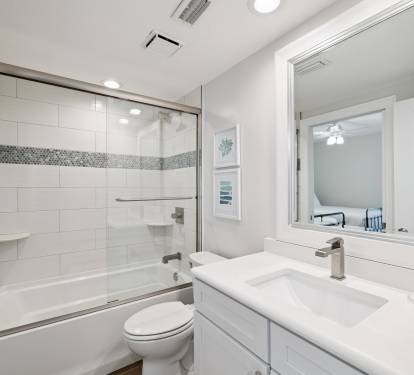 Queen Guest En-Suite - Single Vanity + Shower/Tub Combo