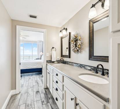 Primary King En-Suite - Dual Vanities