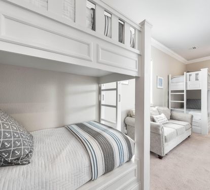 Bunkroom with 7 Twin Beds and Private Bathroom