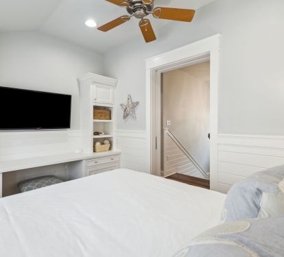 Queen Flex Room - Dedicated Workspace & Flat-Screen TV