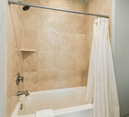 Shared Guest Bathroom - Shower/Tub Combo
