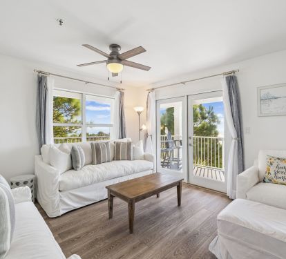 Cozy Living Space with Ample Seating!