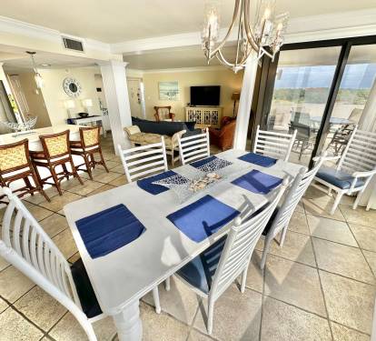 Dining room seating for 6!
