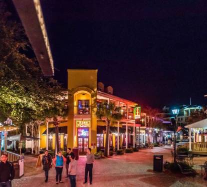 Dining at Baytowne Wharf