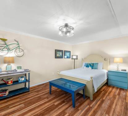 Queen Bedroom with 43 inch Tv