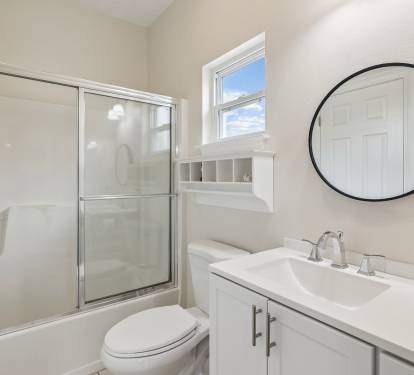 Primary En-Suite - Single Vanity & Shower/Tub Combo