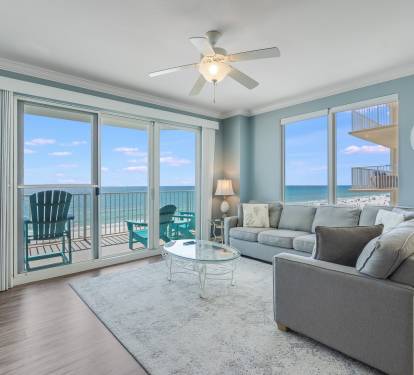 Spacious Oceanfront Lounge