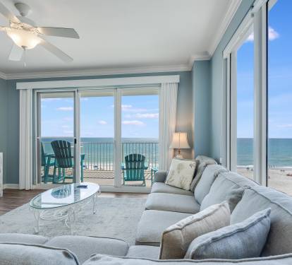 Spacious Oceanfront Lounge