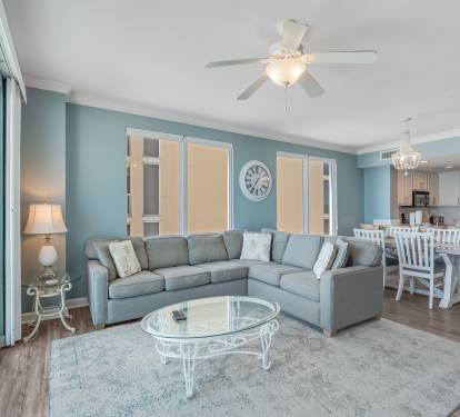 Spacious Oceanfront Lounge