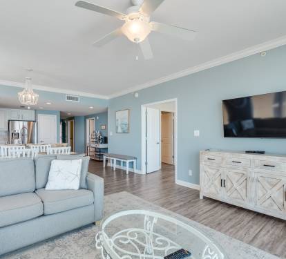 Spacious Oceanfront Lounge