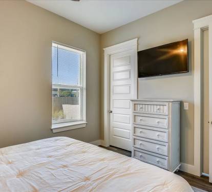 Main Level-Bedroom