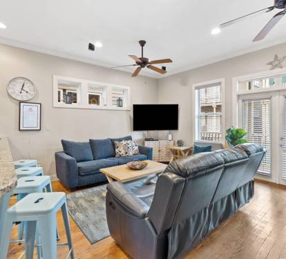 Spacious & Inviting Lounge