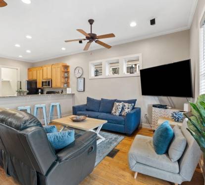 Spacious & Inviting Lounge