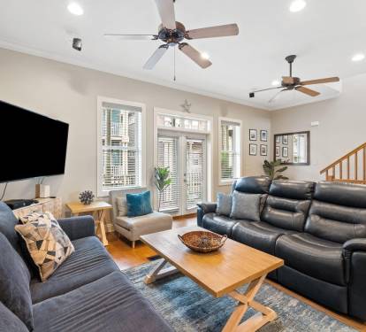 Spacious & Inviting Lounge