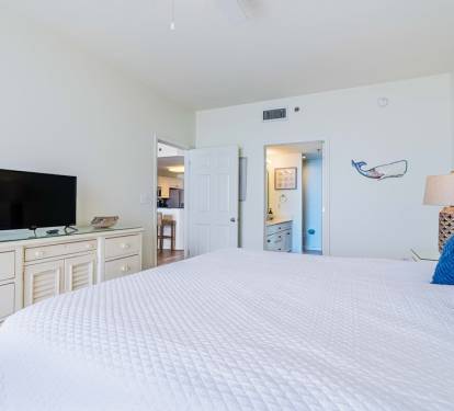 Beach Club 806A Primary Bedroom