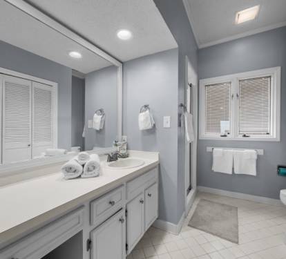 Marilyn's Cottage Primary Bathroom
