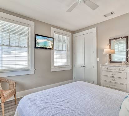Queen Guest Suite - Equipped with a Flat-Screen TV