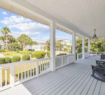 Spacious Front Porch - Perfect for Morning Coffee